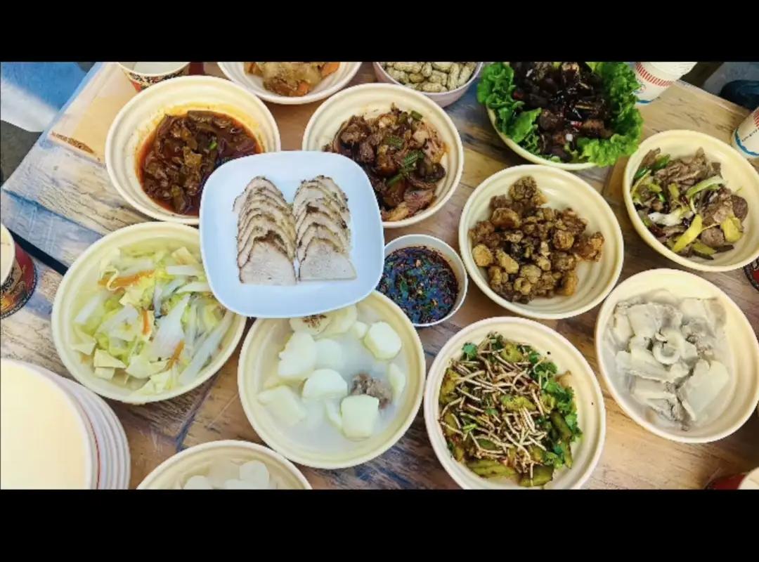 在云南一个不起眼的职校里，竟然发生了一件令人瞠目结舌的事情：学生们提出“凑钱杀猪