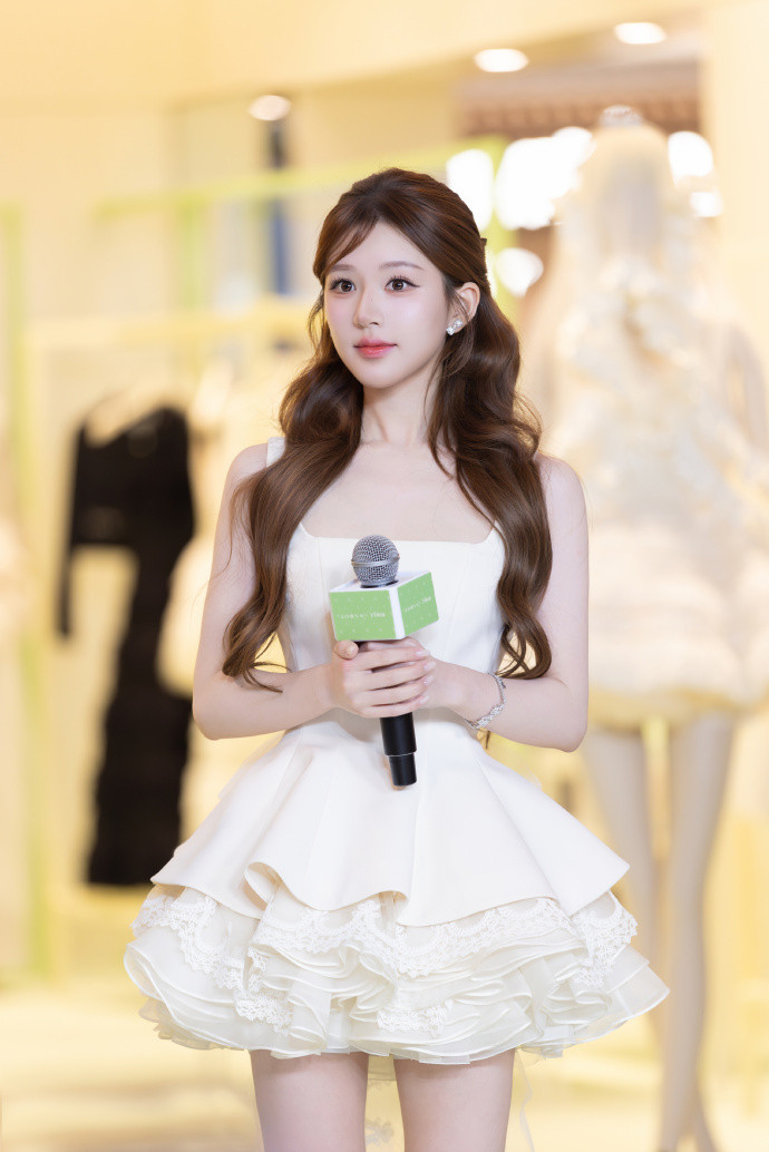 1.赵露思看到指责自己让助理帮忙穿袜子的言论，很憋闷，又不是只自己这样，其他小