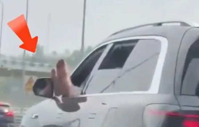 重庆“脚驾哥”惊现早高峰：当马路变成杂技场，谁在为死亡特技买单？“前方车辆请