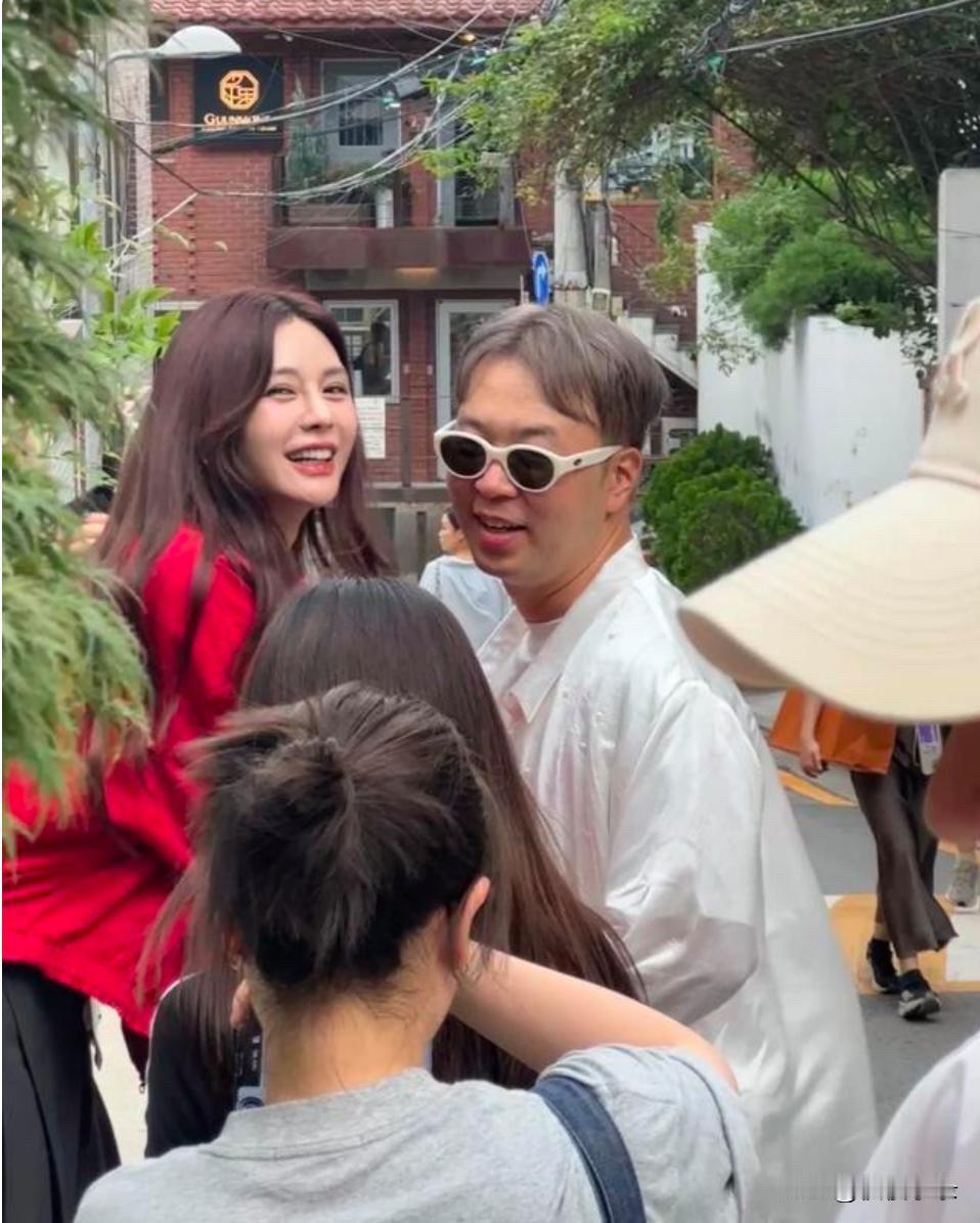 沈梦辰夫妇韩国街头被偶遇，37岁杜海涛染奶奶头脸胖身瘦确实秃顶！[呲牙笑][呲牙