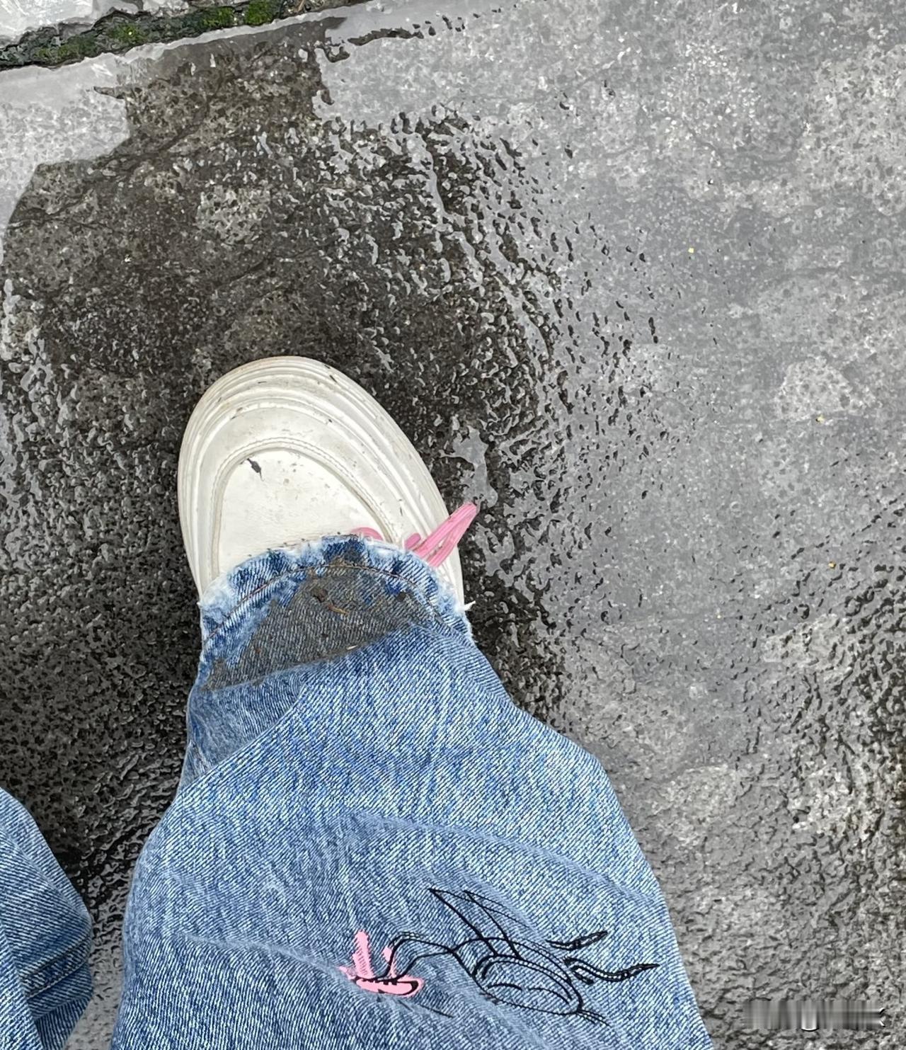 谁懂？雨后松动的地砖，处处是危机一脚踩下去水就直接喷出来了我上过好几次当了