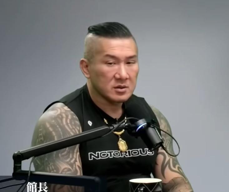 馆长说他最骄傲的事情就是当年在最红的时候，没有拿民进党的钱，如果拿了现在很有可能