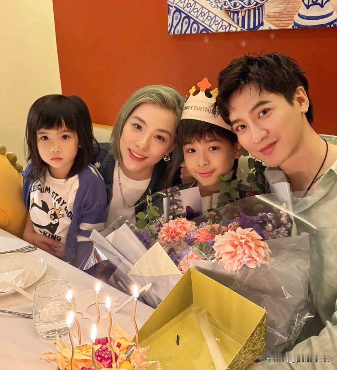 刘璇和老公一起为儿子庆祝10岁生日，夫妻俩看起来好恩爱，一对儿女的颜值都好高啊！