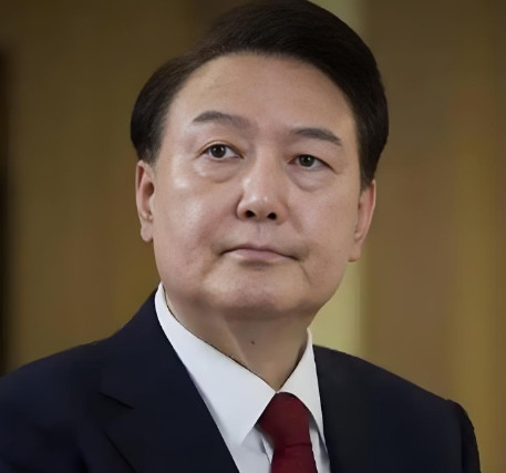 很多人还是认为李在明应该给尹锡悦的牢房安装空调，因为尹锡悦年龄大了，60多岁了，