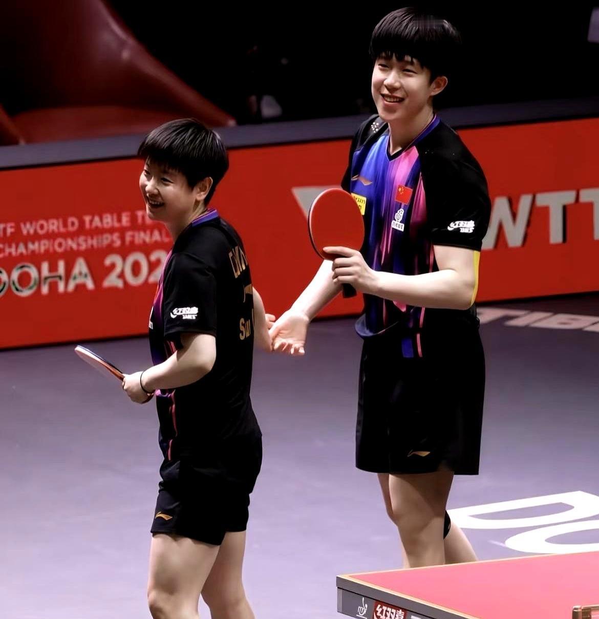 王楚钦，粉丝叫他“头哥”，场上凶，场下被孙颖莎拿捏。孙颖莎，人送外号“莎哥