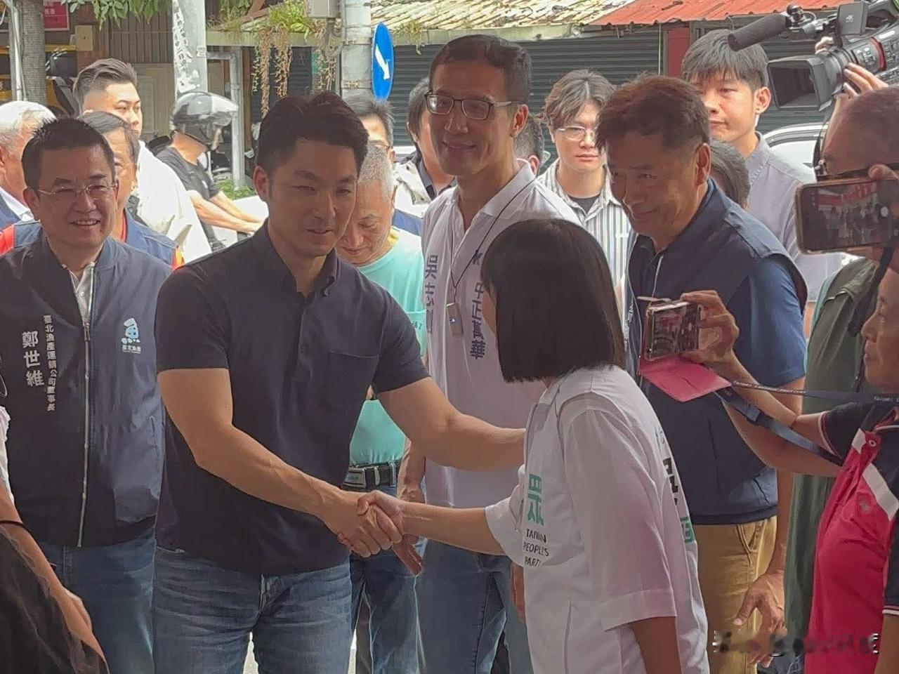 党部决议蒋万安不替白营个别站台，但蒋万安很聪明，媒体人一语道破天机：不期而遇是个