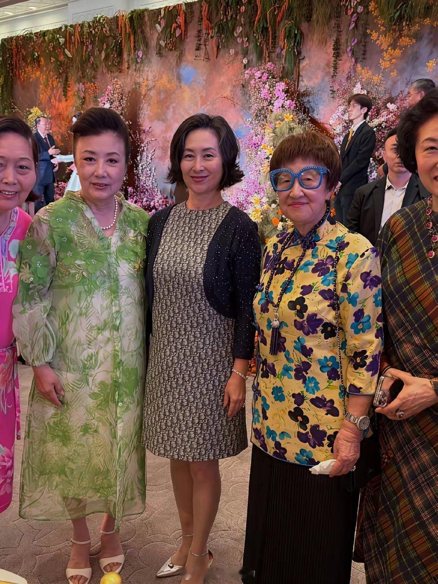 天王嫂方媛现身澳门，参加奚梦瑶答谢宴！不得不说，她也是彻底挤进港澳上流精英圈了，
