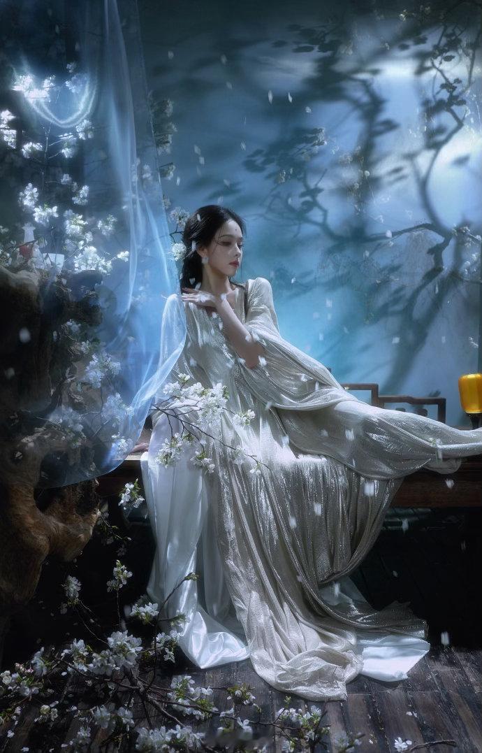 陈都灵你神图有啦陈都灵媚感是天赋她穿黑色那套，头发散下来，整个人像从暗处走出来