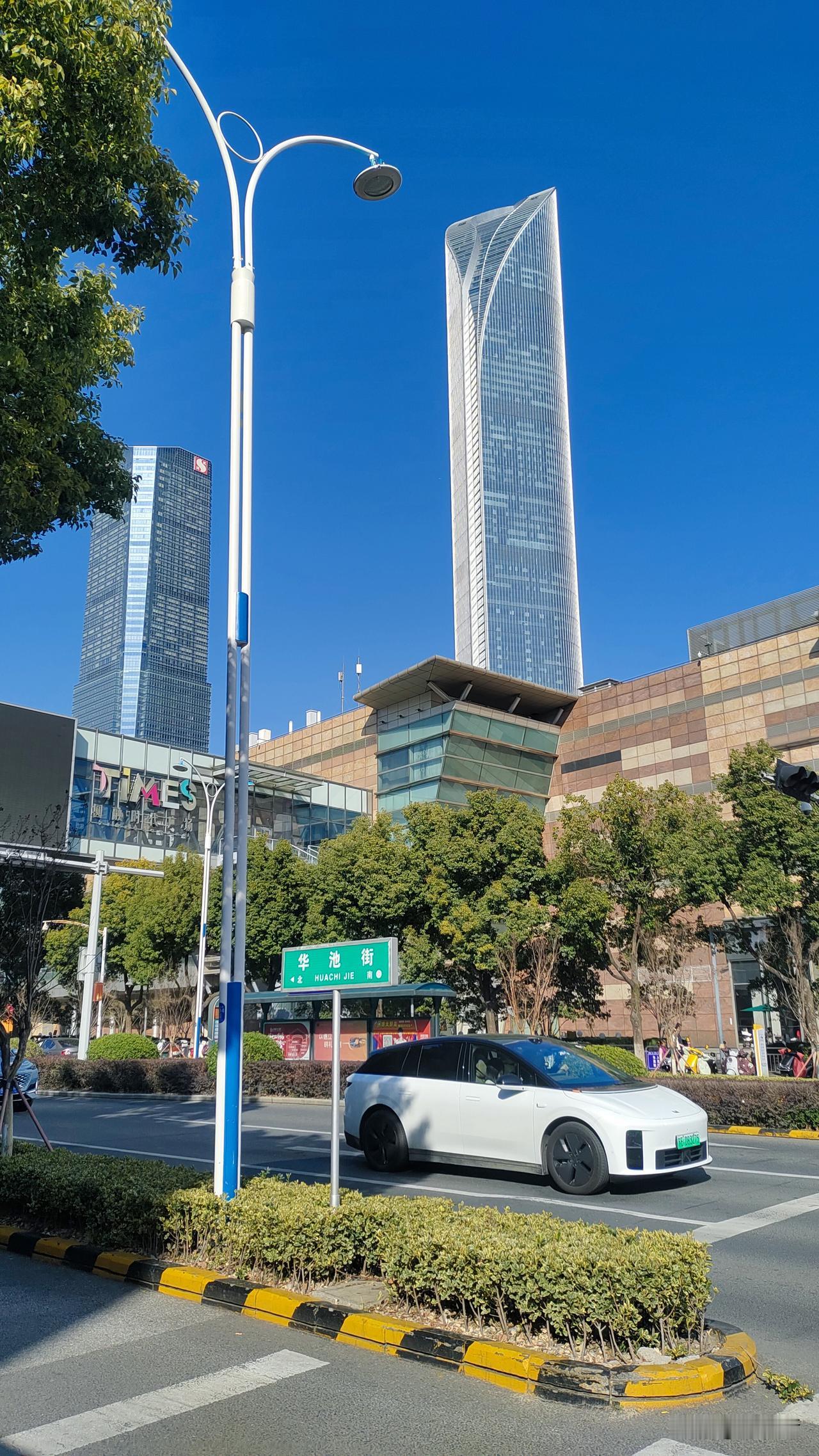 苏州工业园区，熟悉的人知道，比起古城是最具现代化的城市新中心。如果从名字上看