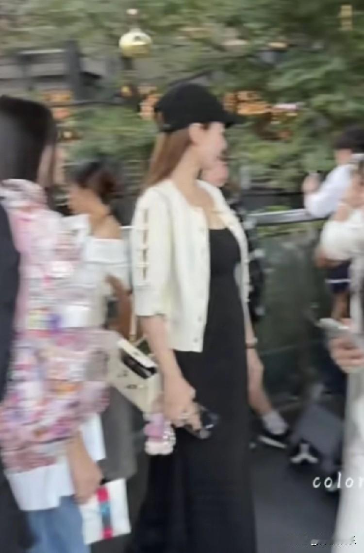 从汪小菲曝光的视频来看，马筱梅的月份已经很大了，作为汪小菲两个孩子的后妈，大着肚