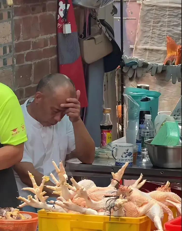 莫氏鸡煲的老板眼下估计正愁。不是因为没生意做，也不是因为供不起那三十多号员工，而