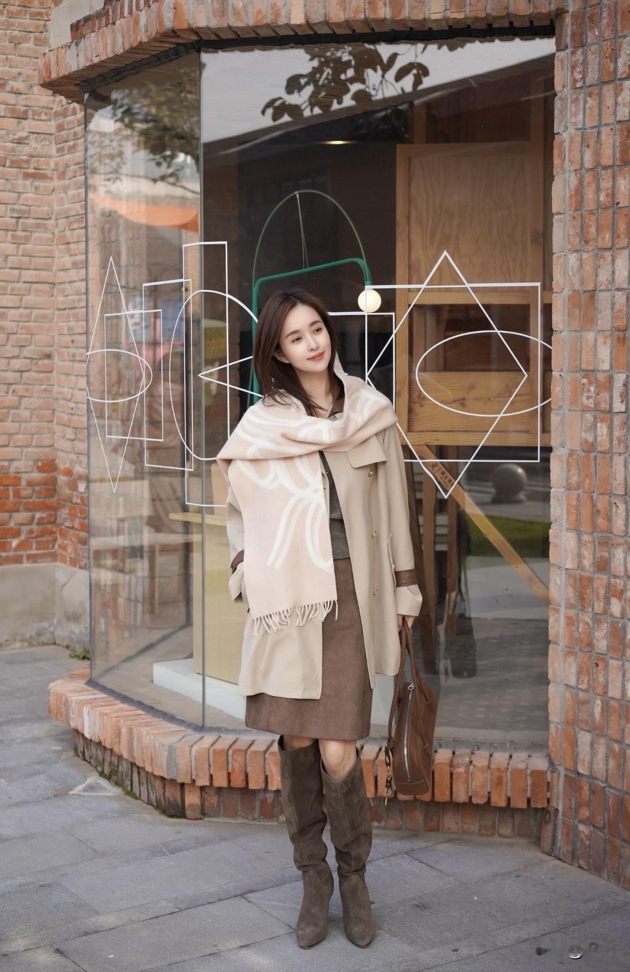 ＃生活随手拍＃秋日暖阳下，优雅漫步在街头，浅驼色外套与围巾相得益彰，尽显温柔与时