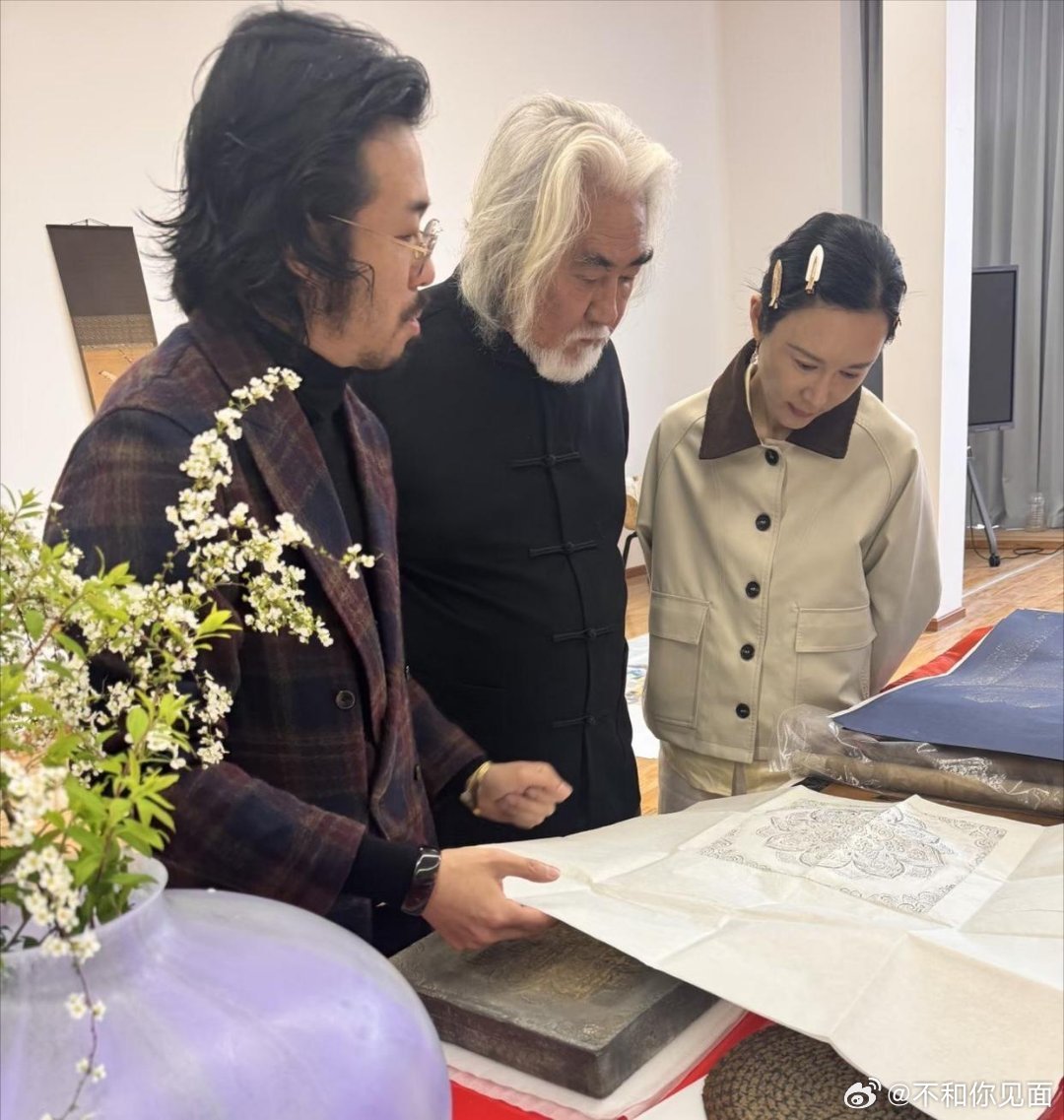 75岁张纪中腰板笔直走在前面，44岁杜星霖穿得像保洁阿姨跟在后面，网友看懵：到底谁是老人​
