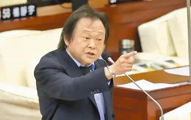 阿坚炸毛！被骂“叛绿”当场开吼：拿实锤！不然我去报警咯这下阿坚彻底炸毛了，被
