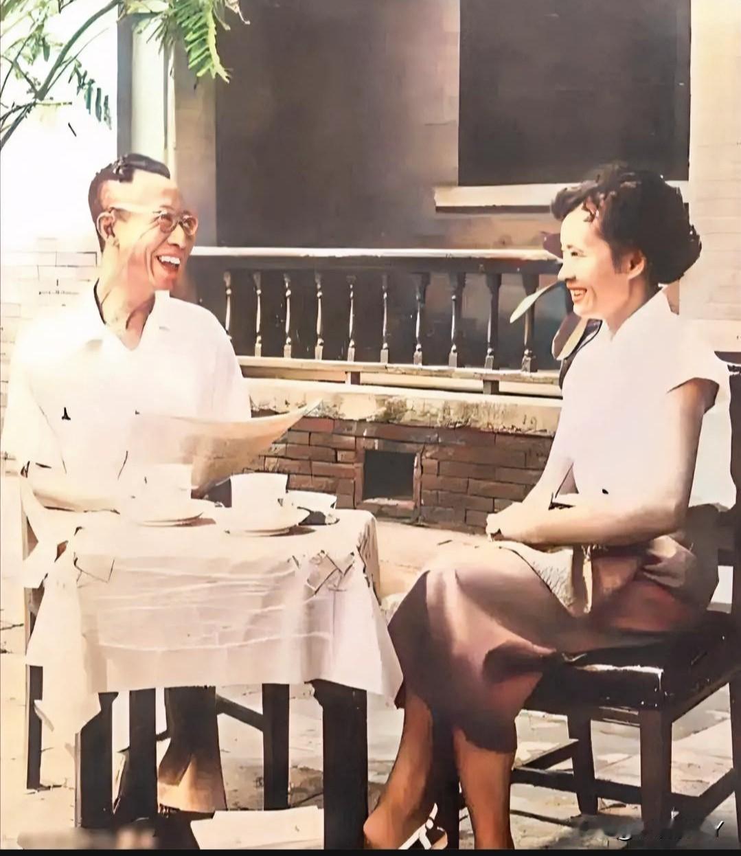 这是溥仪和他的第五任妻子李淑贤在北京的一张老照片，拍摄于上世纪60年代。这并非演