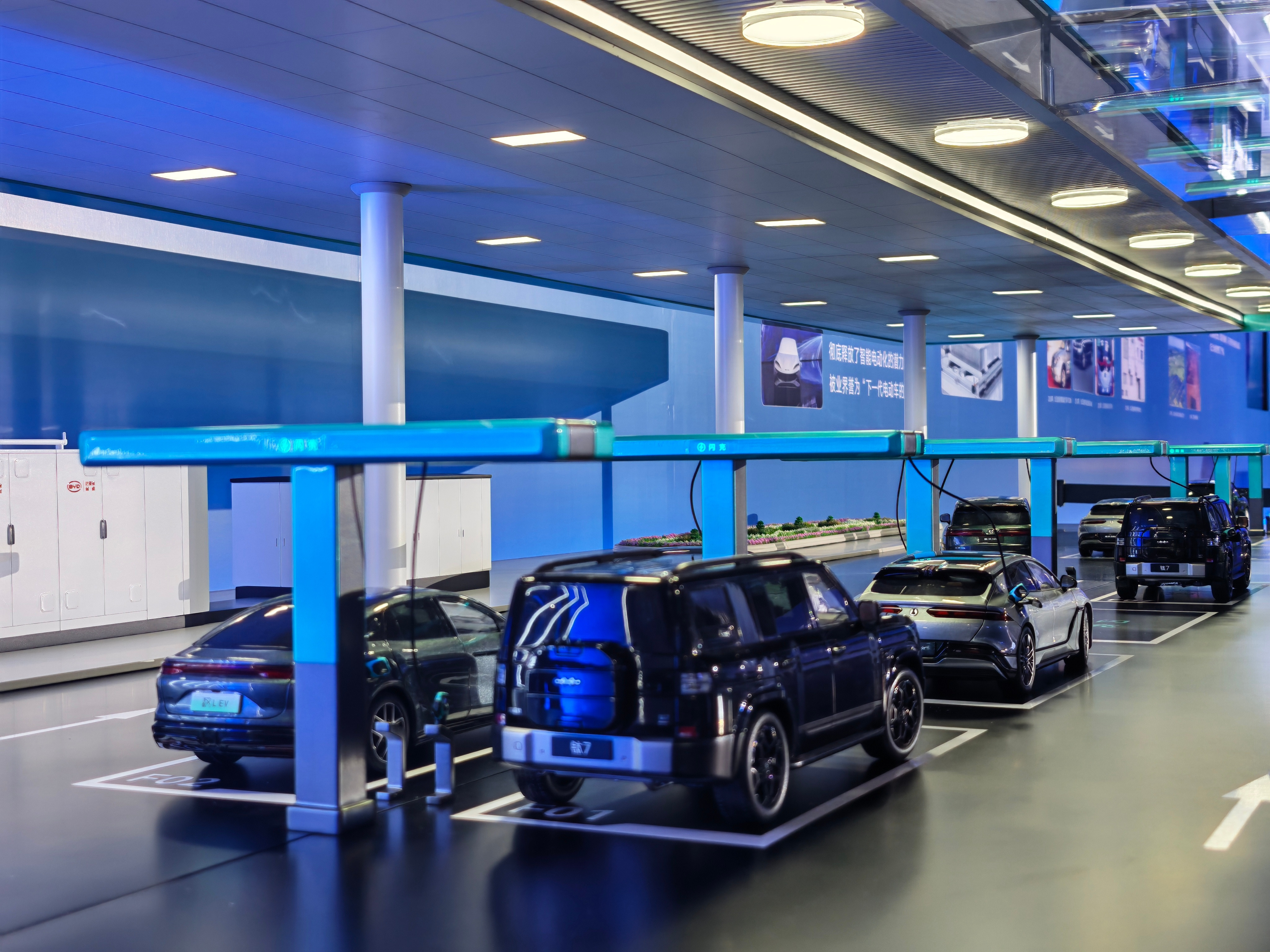 今天同事去比亚迪闪充站实测，彻底被震撼到了！亲眼看到：电量从10%插枪，去便利店