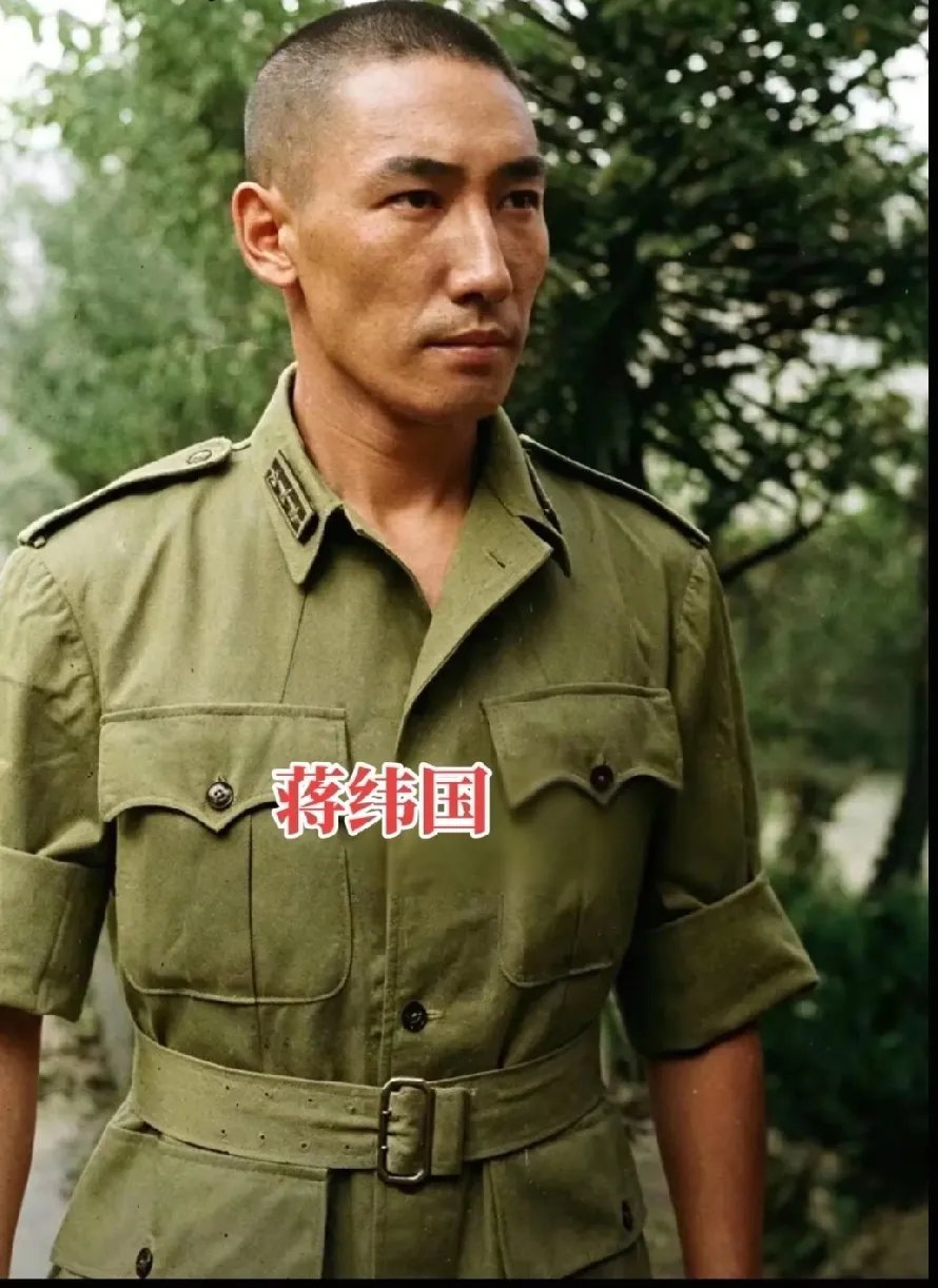 40年代，抗日战争时期刚从前线回到重庆述职时蒋纬国的一张留影。