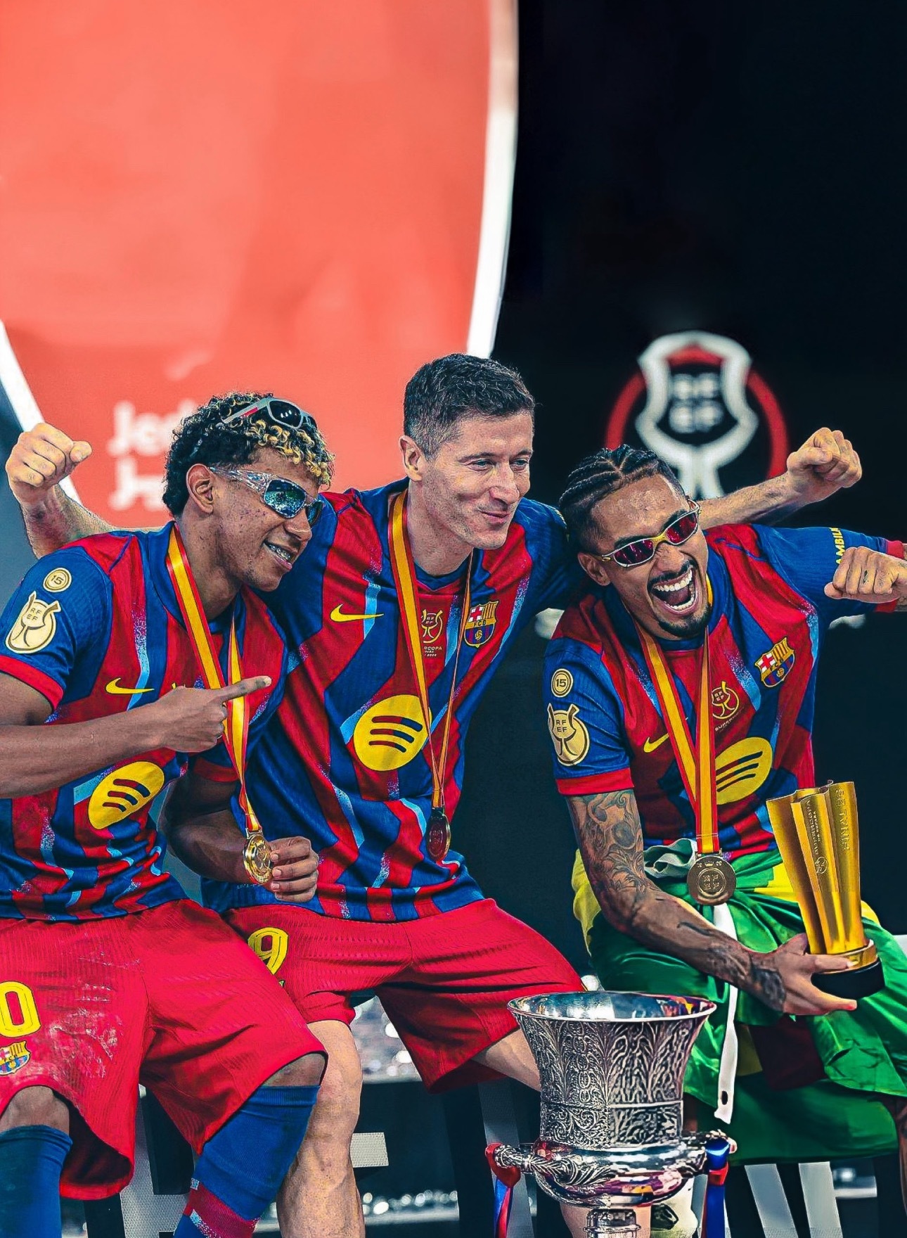 据西班牙《每日体育报》最新报道，巴塞罗那俱乐部已向合同今夏到期的莱万多夫斯基抛出