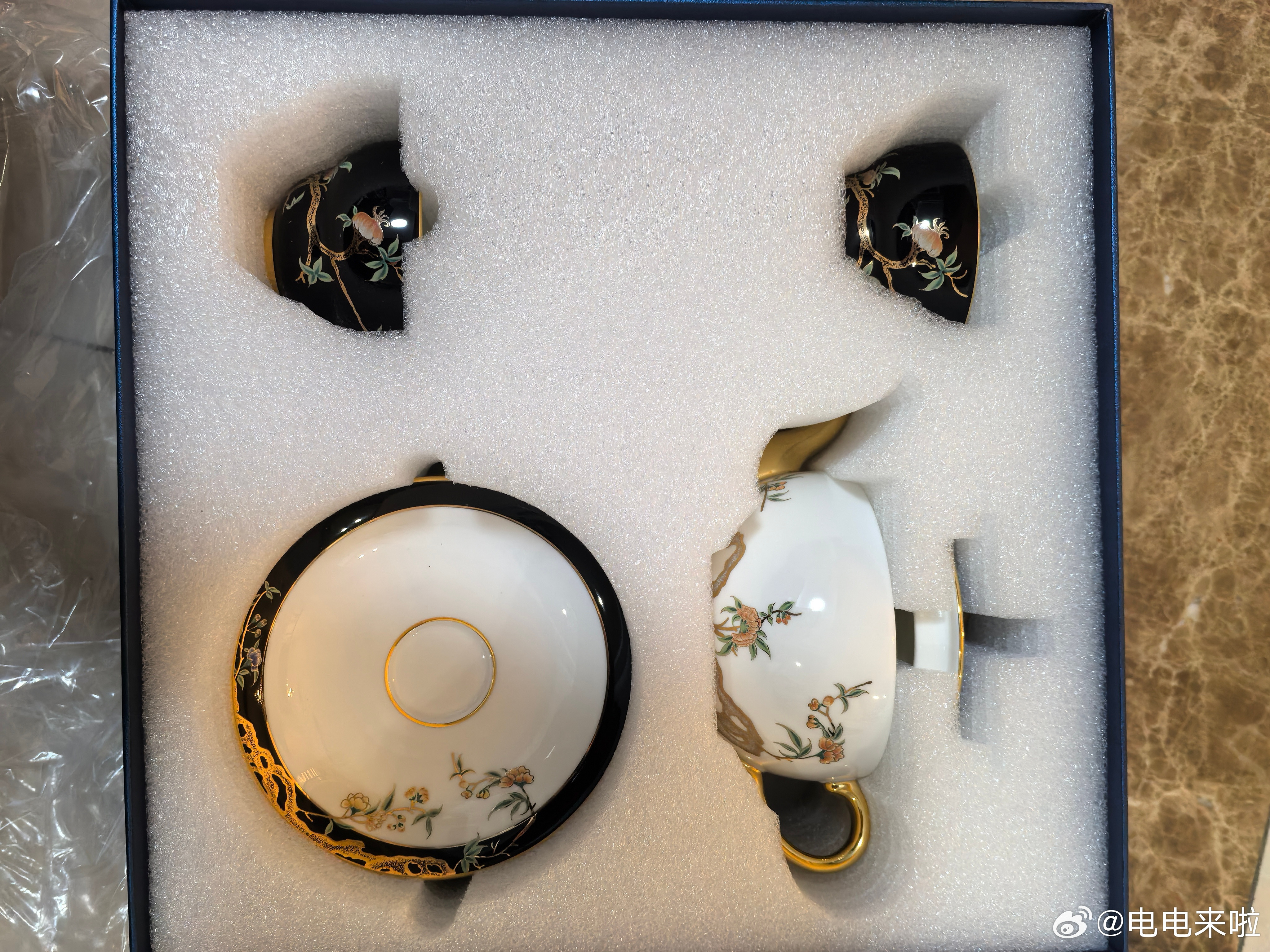 今天出差回到家门口，放了一大包快递，打开一看，是腾势给我寄的生日礼物！这应该是我