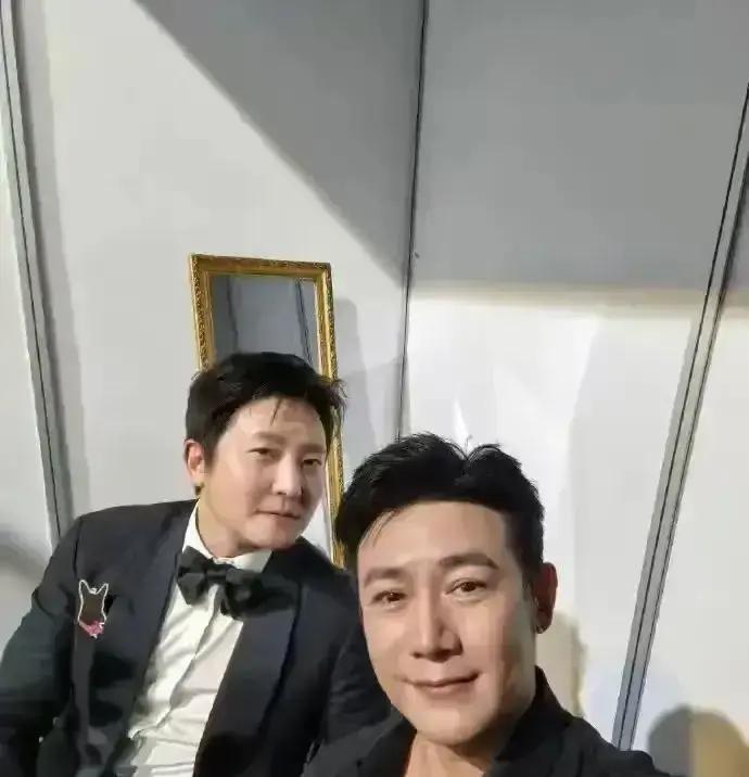 郭京飞最近说漏嘴了。采访里一问到户籍，他明显顿了一下，然后才吐出“东城”俩