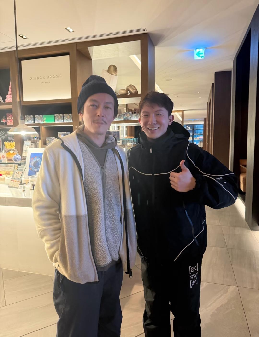 这两天，陈冠希现身日本滑雪场，看情况是利用休闲时间来体验冬日的滑雪。陈冠希穿