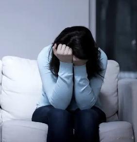 福建厦门，男子被分手后不甘心，跑到前女友家哐哐砸门要复合。前女友怕吵到邻居就把门