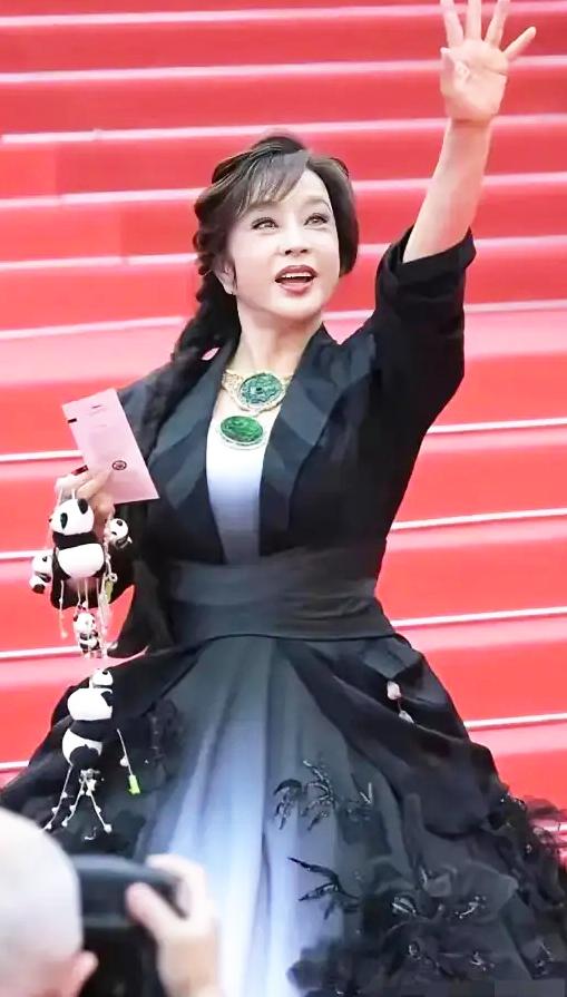 刘晓庆再战戛纳，脖子上那挂过亿翡翠直接艳压全场，懂行的一眼就懂，这绝不是借的大