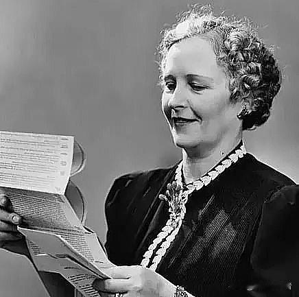 1910年，44岁风韵犹存的居里夫人起床上课，学生朗之万一把抱住她纤细柔软的腰肢