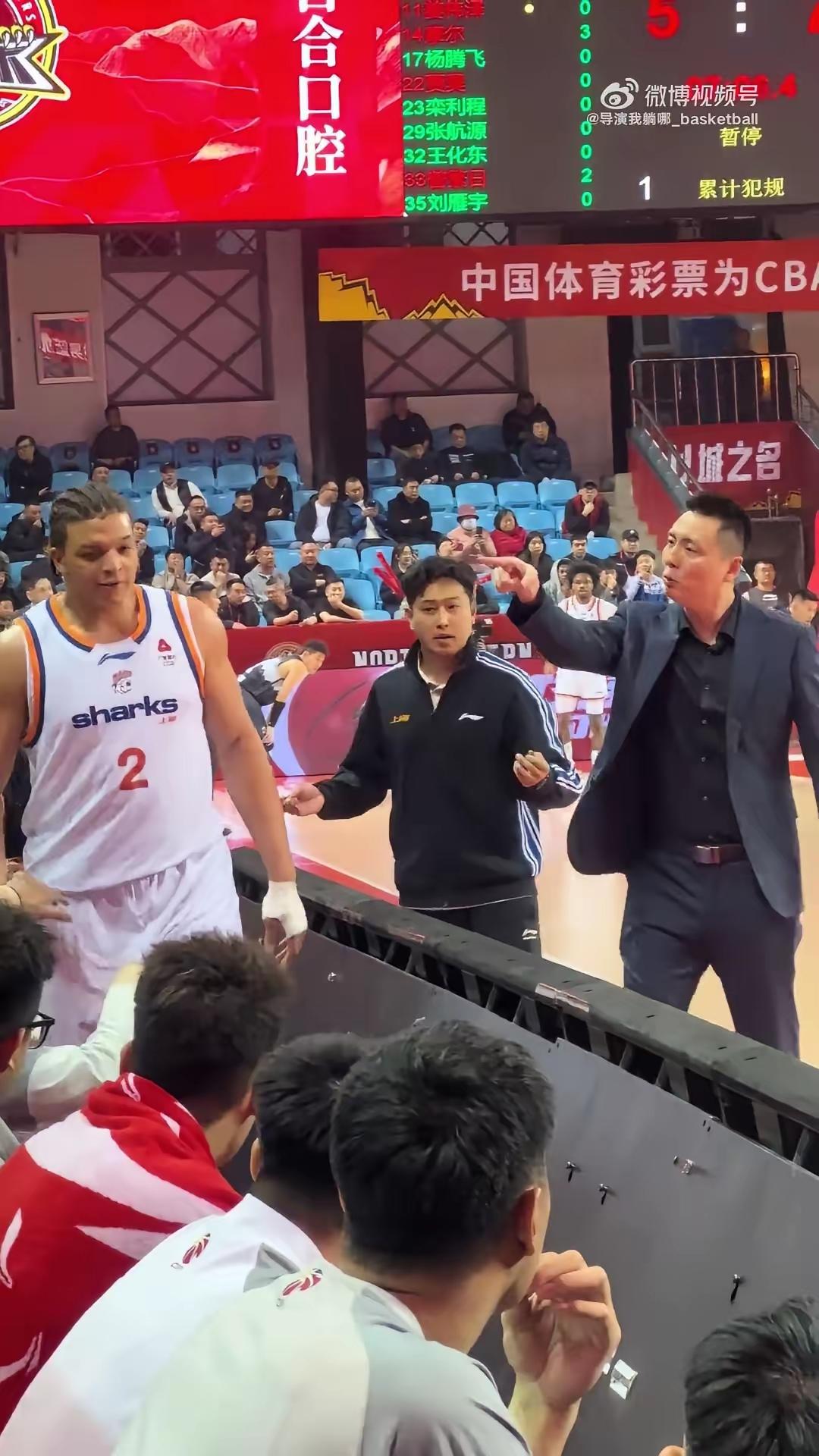 洛夫顿与主教练卢伟在赛场边公开翻脸，出人意料。看好如今的上海队，势