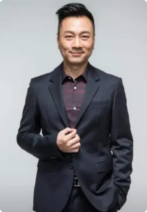 当年，黎耀祥成名后，年收入8000万，他想给收破烂的二哥安排工作，但二哥想都没想