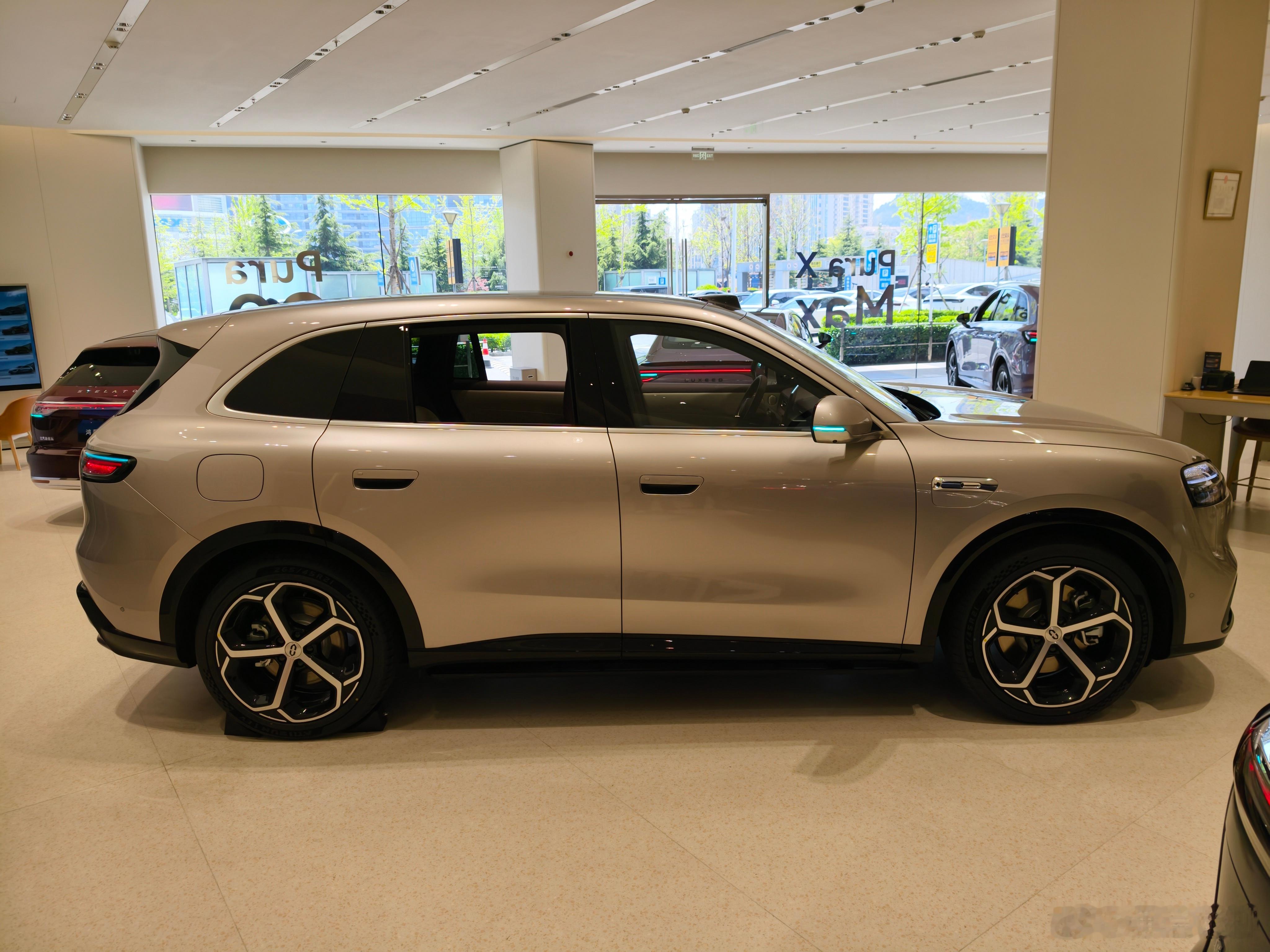 感觉华为打造的问界M6无论是尺寸还是外形，都很不错，圆嘟嘟的很可爱，银色版本帅气