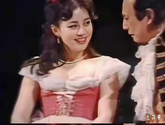 年轻时的宋丹丹确实很美，照片为证。这是25岁的宋丹丹，出演话剧《上帝的宠儿》的