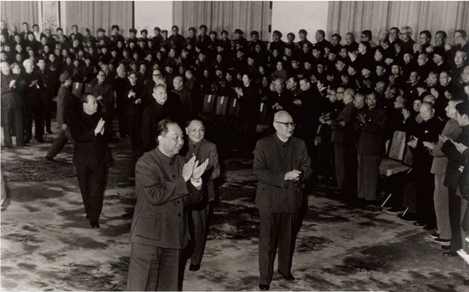 走在最前面的是1977十一大之后，选出的五大常委。他们的站位次序也很标准。