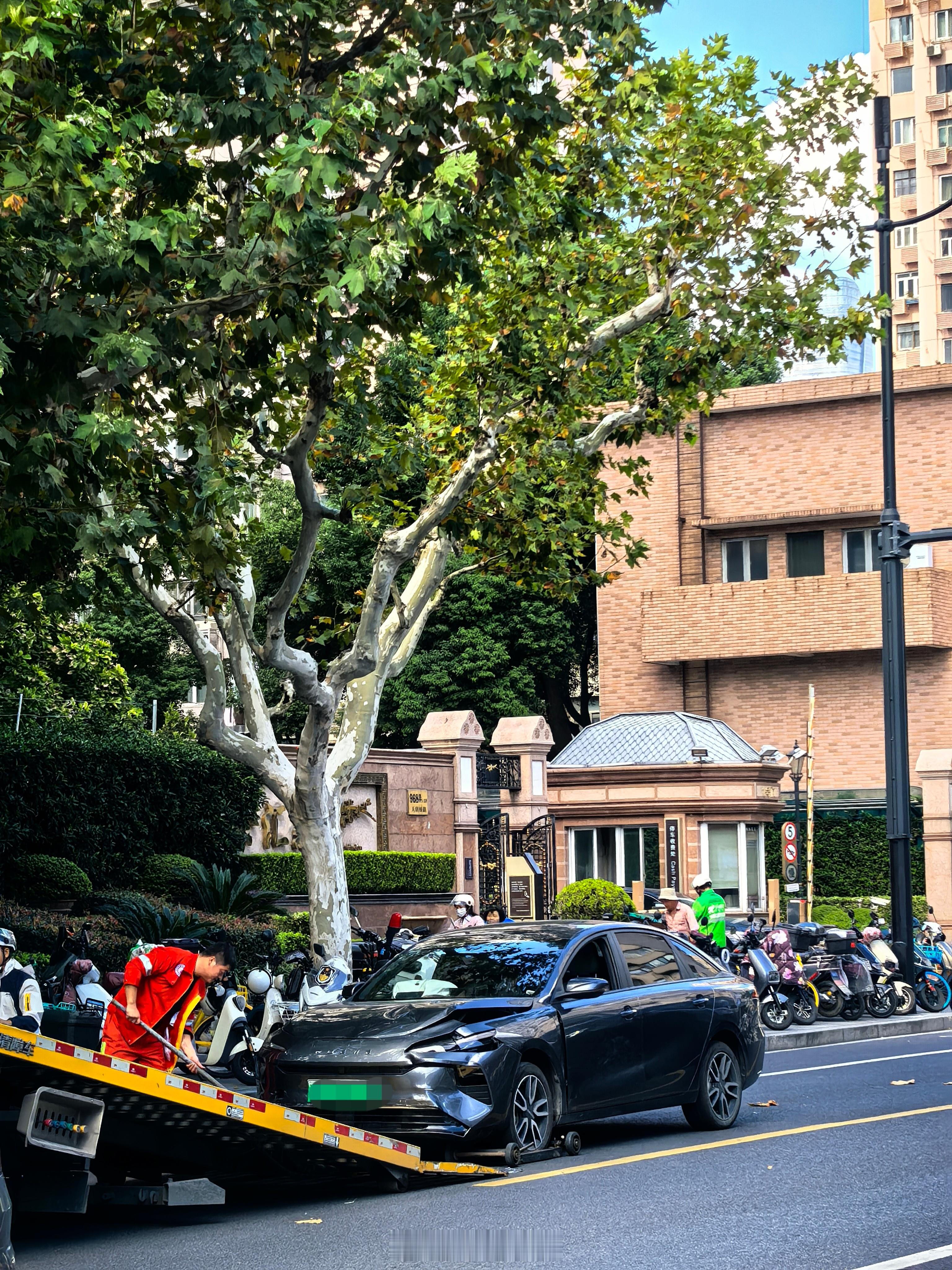 吃饭目睹一场车祸…责任很清晰了，猜猜。​​​