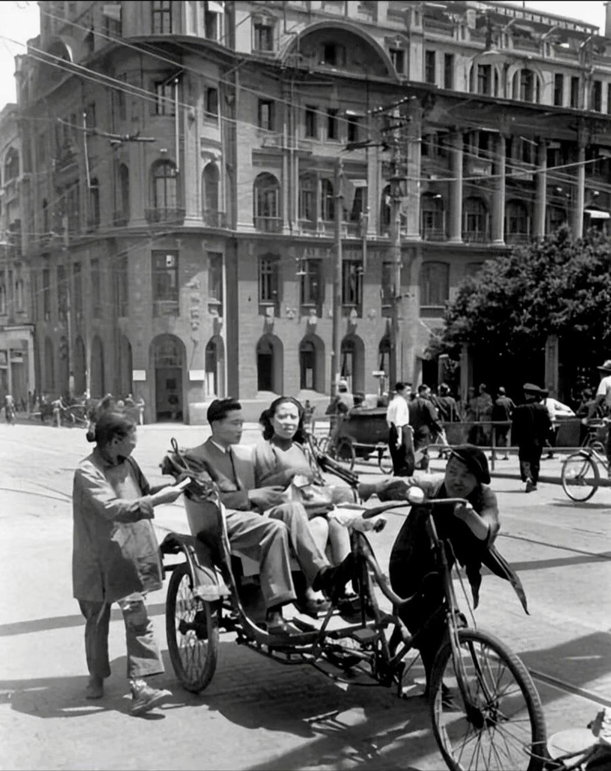 【纪实摄影】1948年，上海街头。（摄影：JackBirns）老照片老上海风情