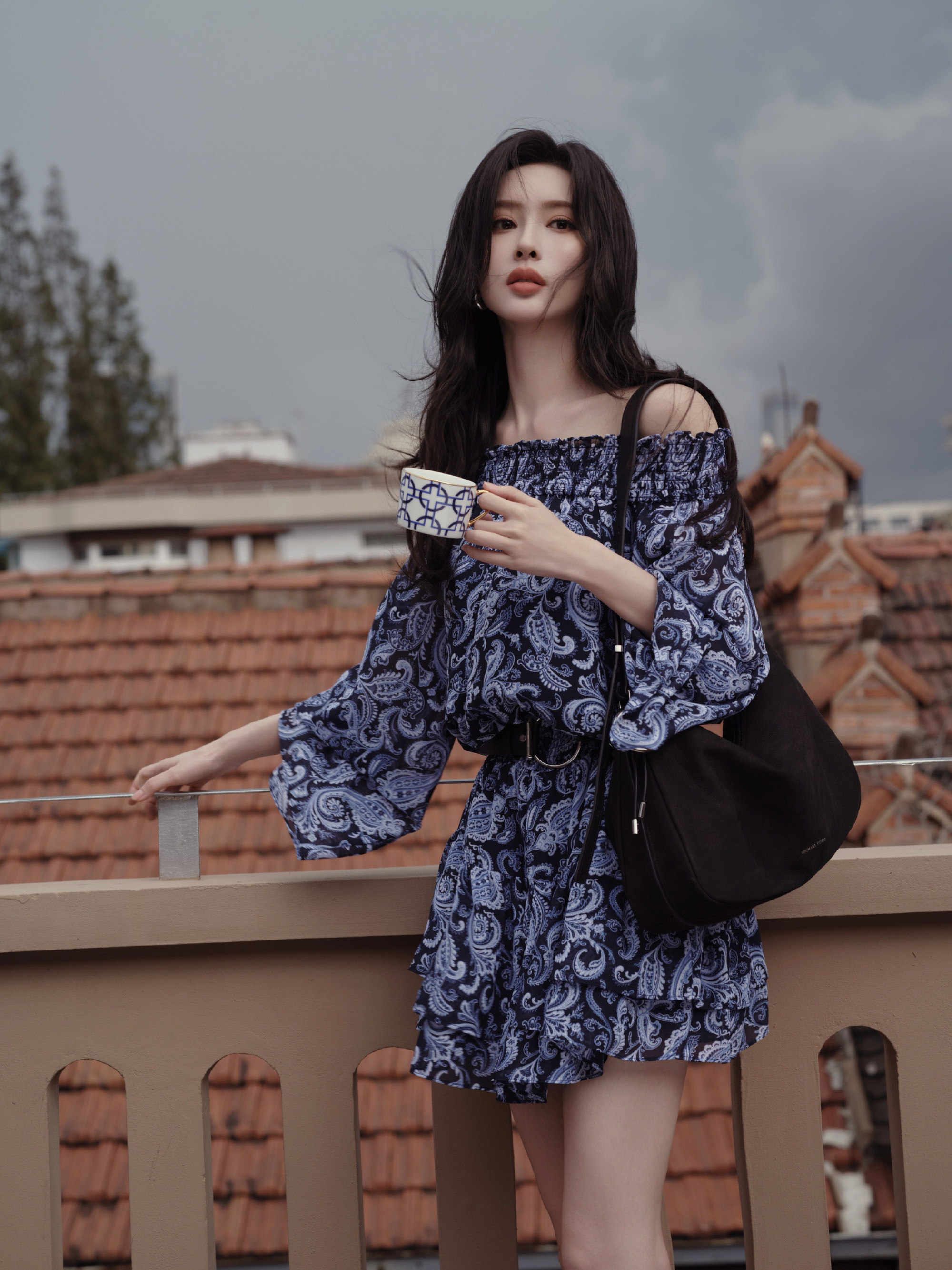 孟子义今日裙装，是精致的温柔。孟子义