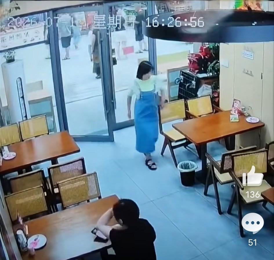 浙江湖州，女子大摇大摆走进一餐厅，屁股一沾凳子就拿起餐桌上的一包纸巾，擦拭起她的