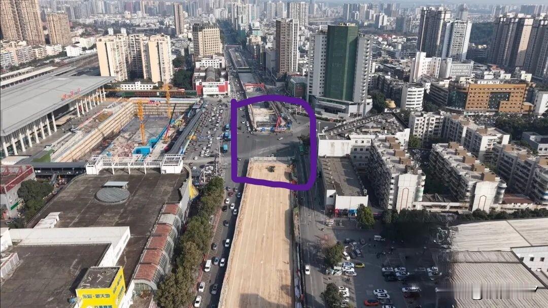 绵阳站前临园干道下穿遂道2月13日就要通车了，但还有这么一大块没有开挖过，土石方