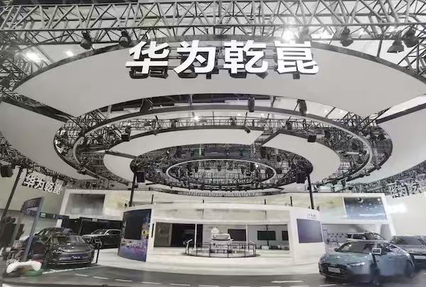 华为宣布对智驾兜底你看果然，华为引望跟着比亚迪在智驾兜底这事上卷起来了，当时我就