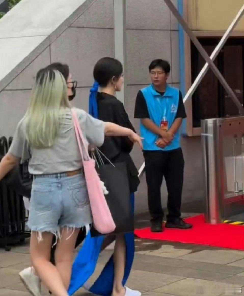 才发现幂姐真的好松弛穿着顶级高定结果脚下穿着酒店拖