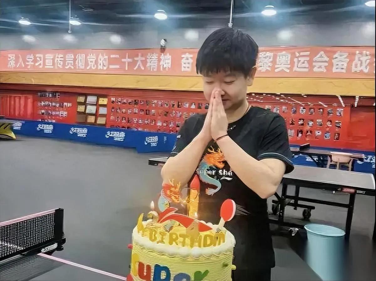 商场全是孙颖莎？电梯灯箱都换她照片，生日还没到就刷屏了？北京商场搭起三米展示墙，