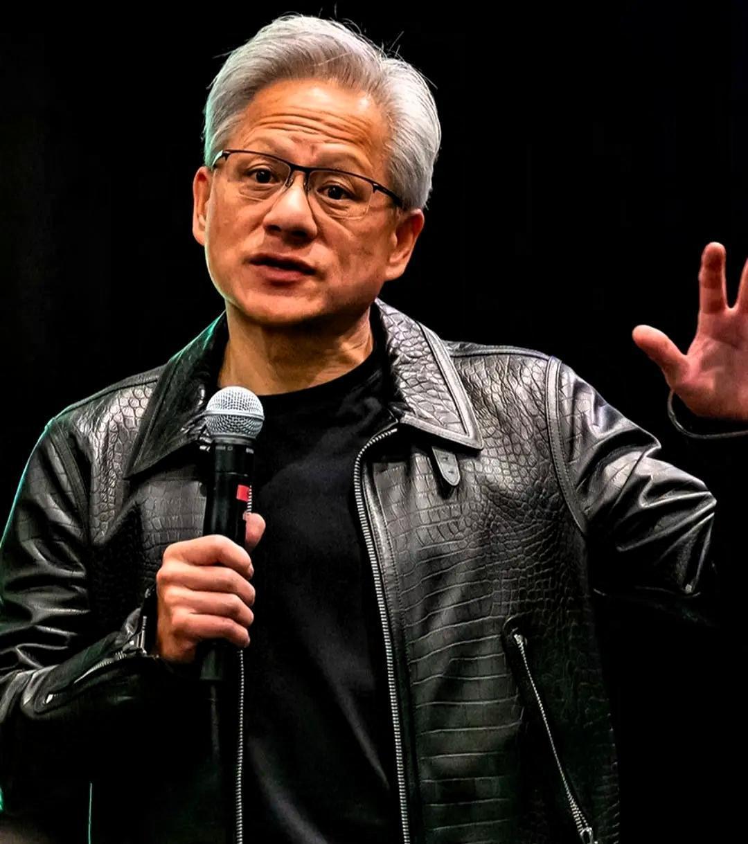 这下咱们可算是被黄仁勋扯下了遮羞布。他来华前在斯坦福讲的那番话，简直把现在职