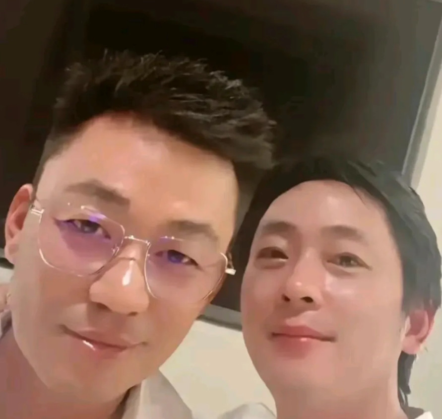 王宝强的变化，让我见识到了金钱的魅力！戴上了金丝眼镜的他，俨然一副学