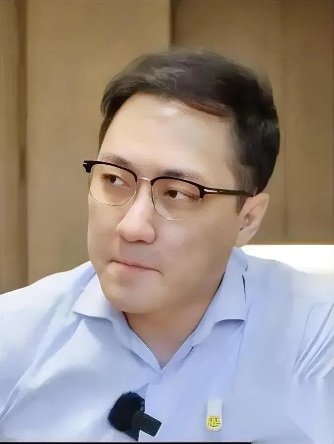 王自如啃泡面引热议？36岁负债1亿！他咋混成这样曾经的科技测评顶流、格力