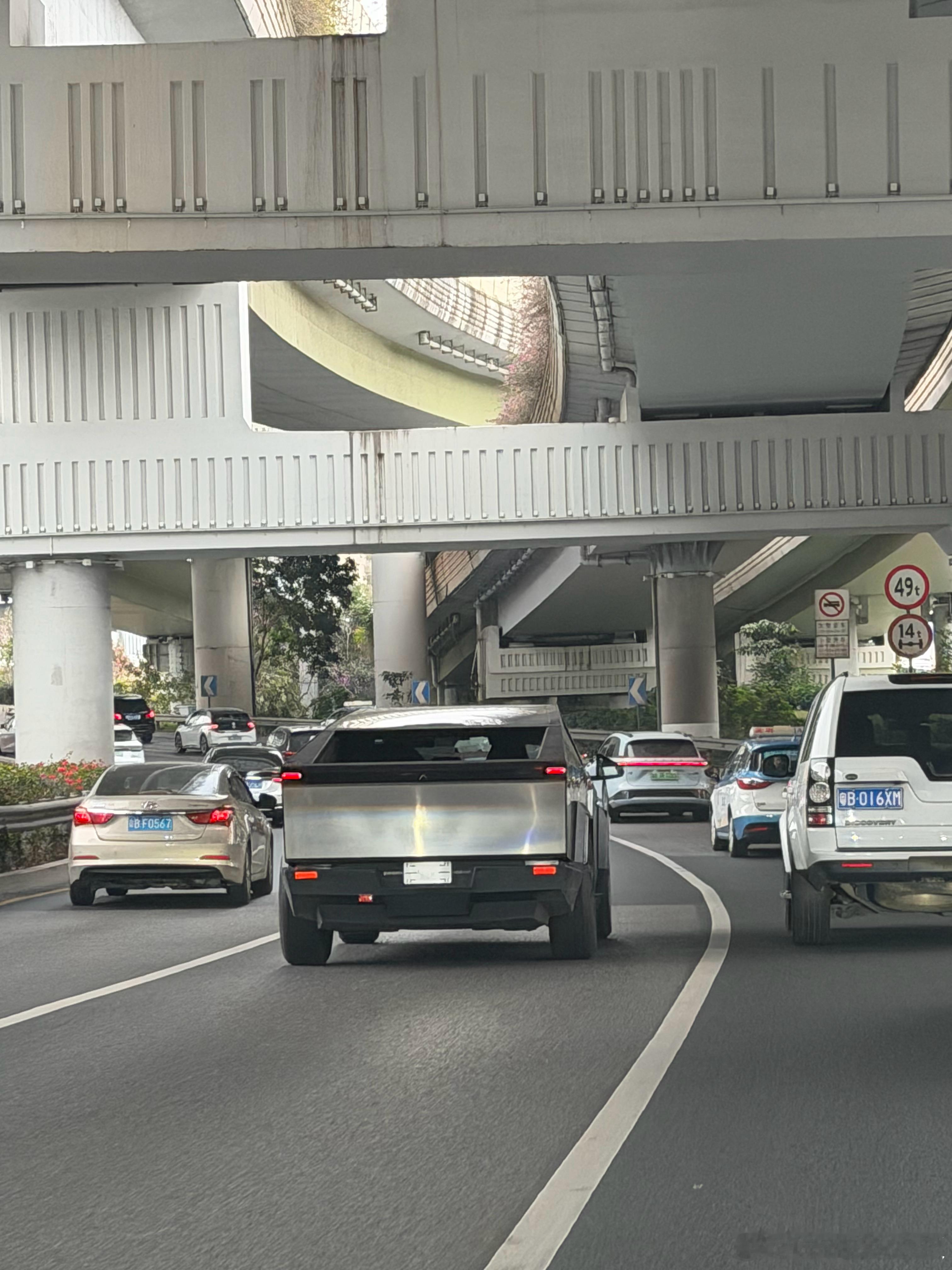 深圳果然是大城市，在路上都能看见赛博皮卡！跟姚老板混一天吃9顿深圳