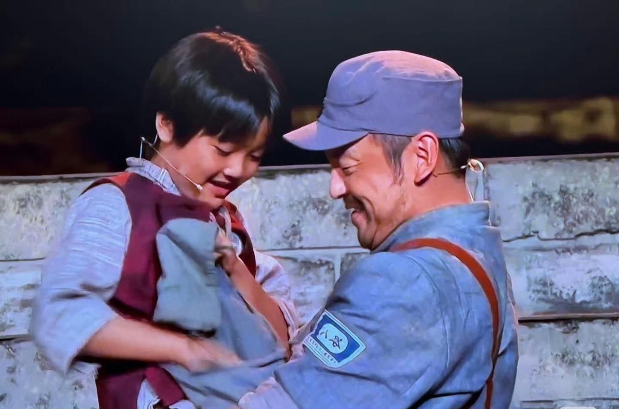 #文艺晚会雷佳音#正全神贯注沉浸在演出里呢，突然一眼扫到熟人！哎？这不是雷佳