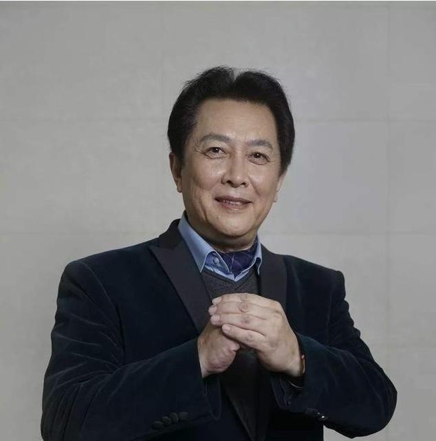 1990年除夕夜，唐国强的妻子洗完澡化完妆，穿上一身新衣，用一根绳子结束了自己的