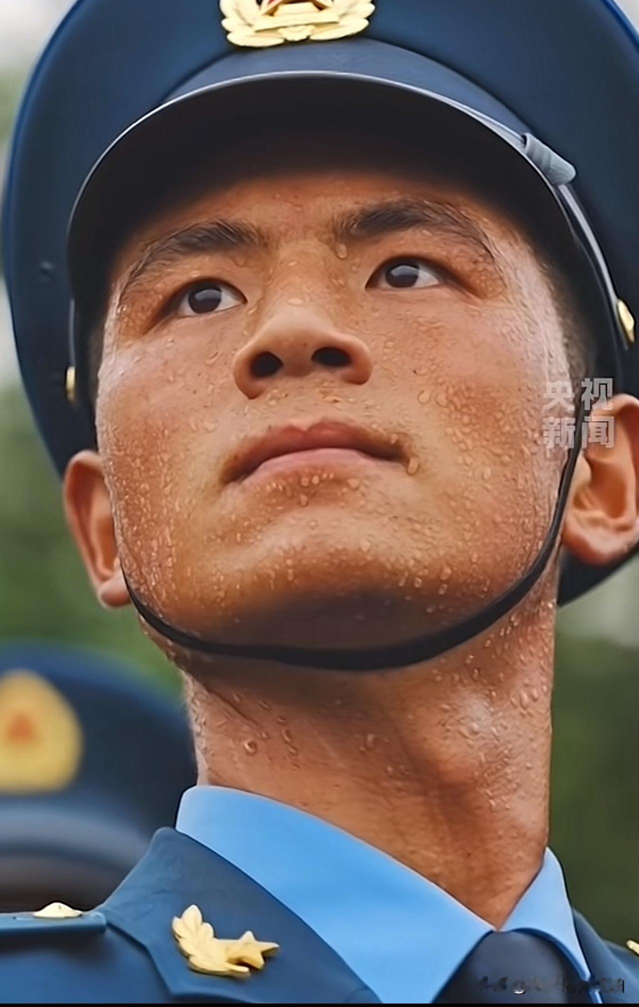阅兵现场：有3类子弟兵辛苦的“让人心疼”！标兵：他们在烈日下，穿着礼服，