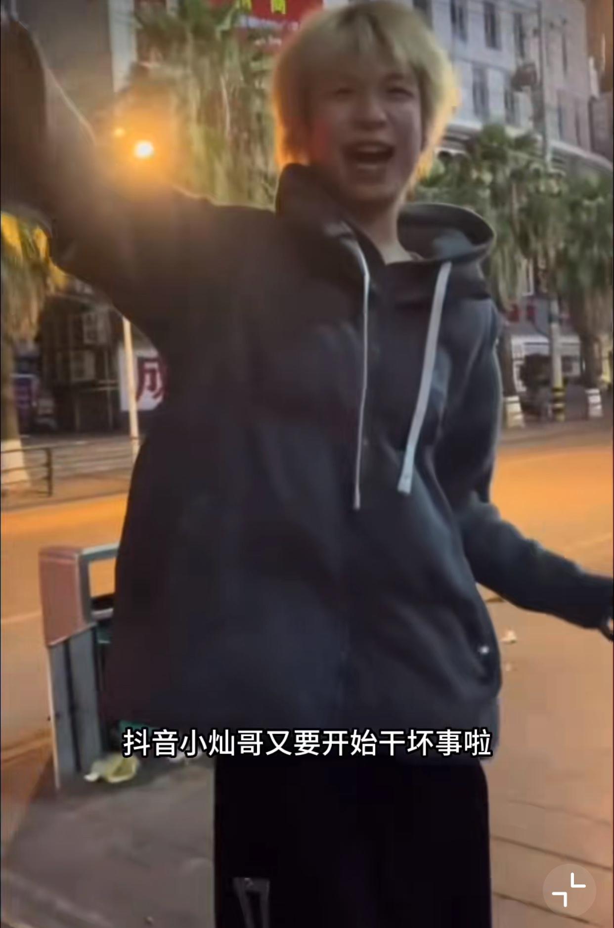 近日，湖南邵阳，在深夜街头，几个年轻男女往无家可归的流浪大叔头上浇水取乐，并且还