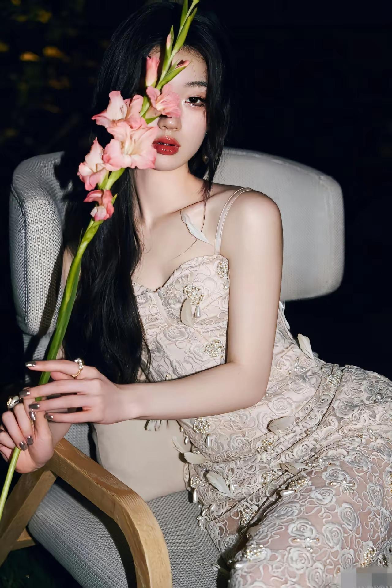 [无奈吐舌]如此有性格的“小天后”——单依纯同学，终于不搞怪，开始秀jio了[灵光一